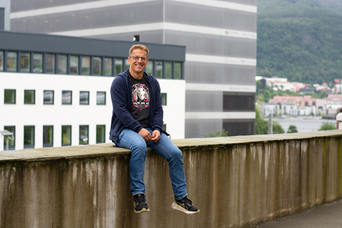 Andreas Klocker sitting on wall