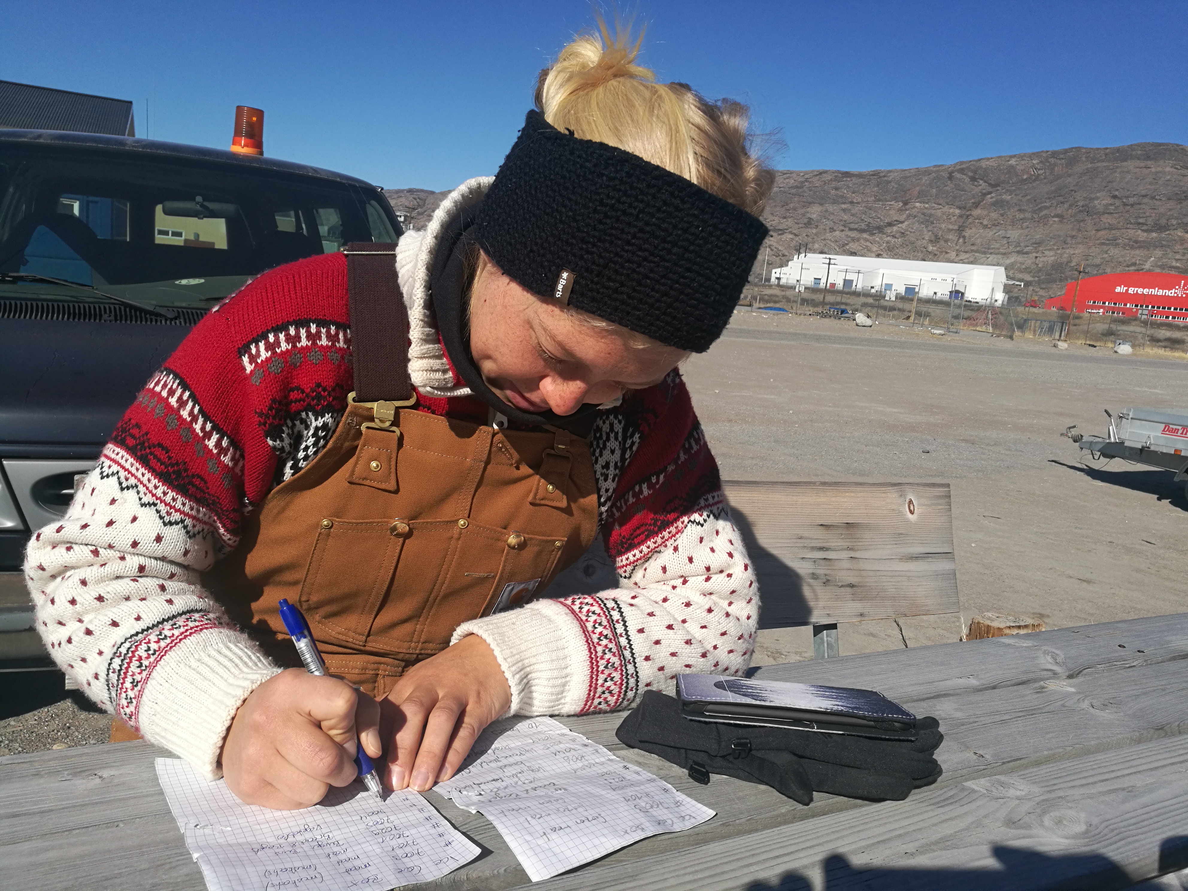 Sonja Wahl making a detailed task plan for when landing on the ice. (Photo: Hans Christian Steen-Larsen)