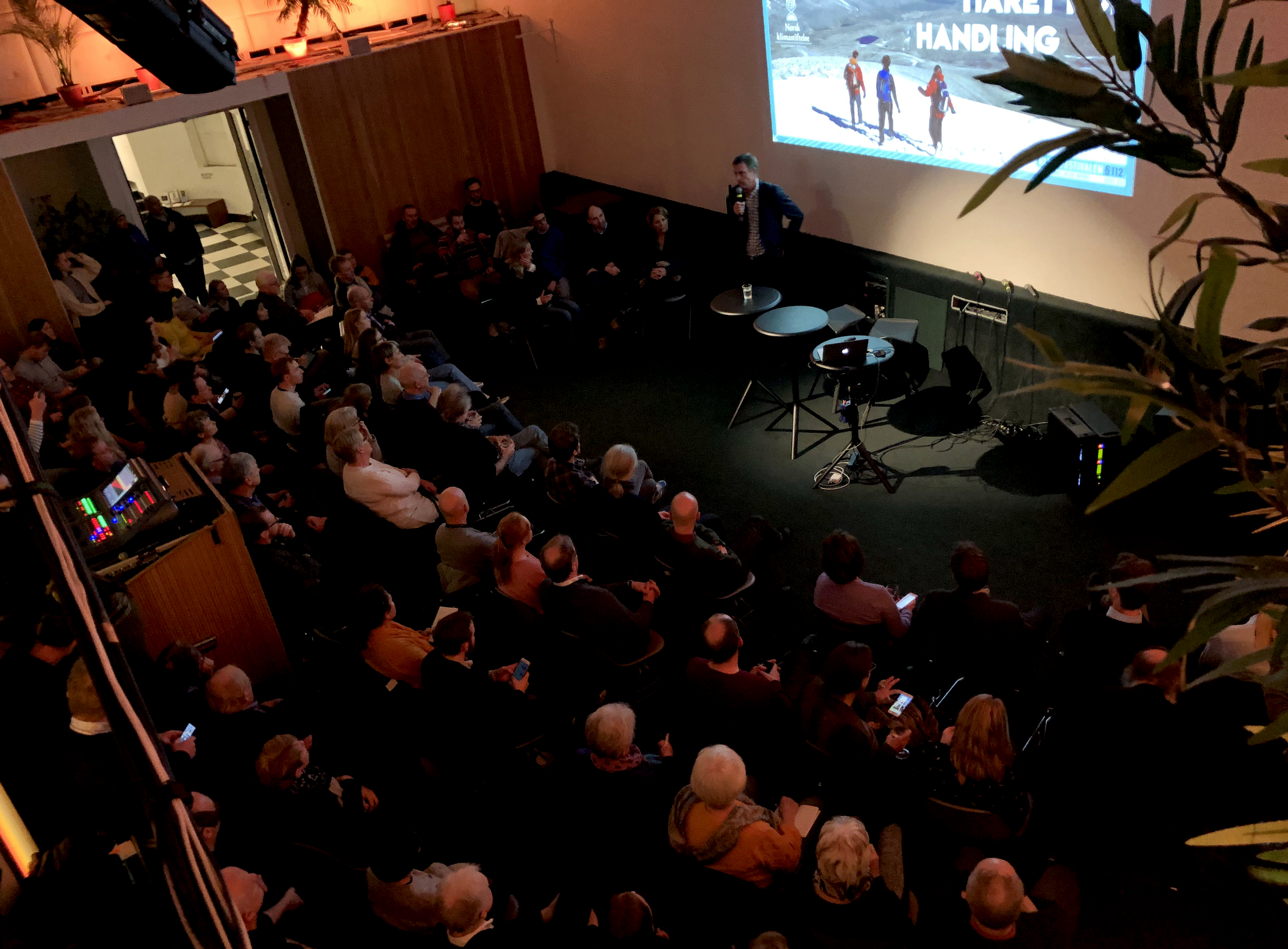 Tore Furevik snakkar for publikum på årets første På vippen-arrangement. (Foto: Andreas Hadsel Opsvik)